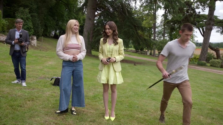 Emily_in_Paris_S02E08_WEBRip_x264-ION10_1489.jpg