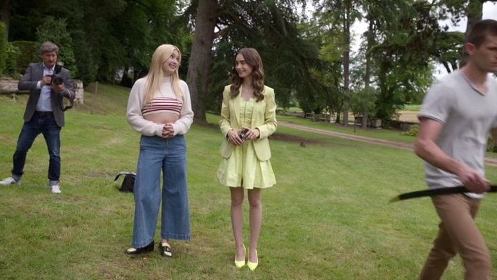 Emily_in_Paris_S02E08_WEBRip_x264-ION10_1490.jpg