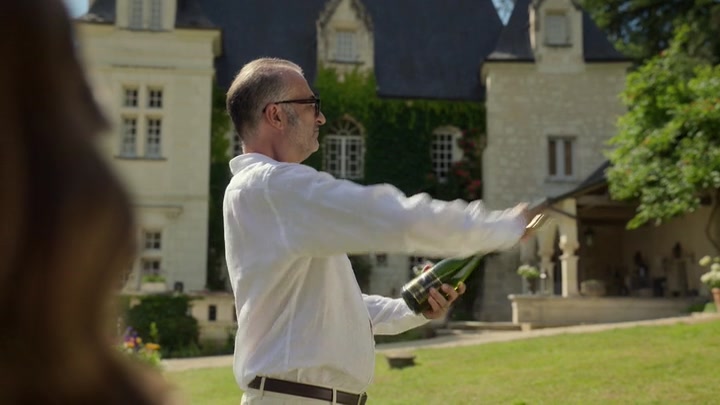 Emily_in_Paris_S02E08_WEBRip_x264-ION10_1496.jpg
