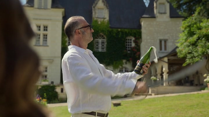 Emily_in_Paris_S02E08_WEBRip_x264-ION10_1497.jpg