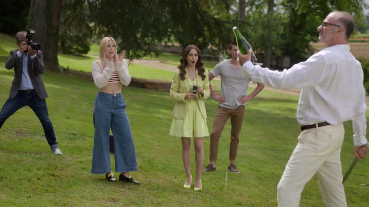 Emily_in_Paris_S02E08_WEBRip_x264-ION10_1499.jpg
