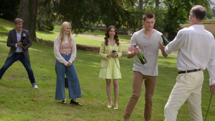 Emily_in_Paris_S02E08_WEBRip_x264-ION10_1522.jpg