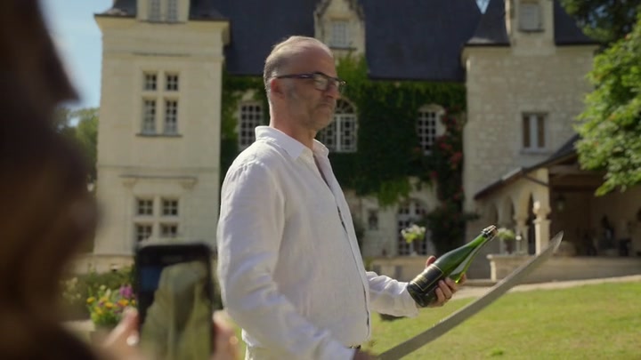 Emily_in_Paris_S02E08_WEBRip_x264-ION10_1526.jpg