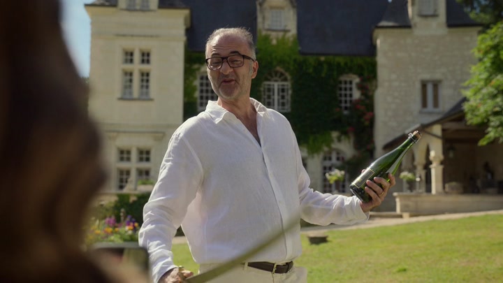 Emily_in_Paris_S02E08_WEBRip_x264-ION10_1532.jpg