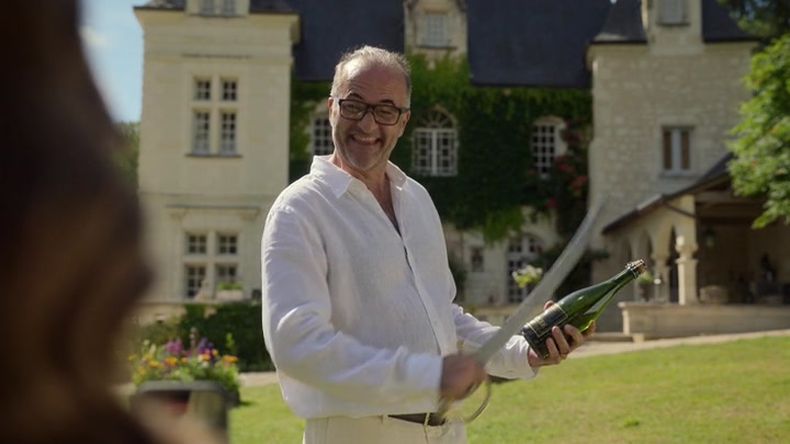 Emily_in_Paris_S02E08_WEBRip_x264-ION10_1535.jpg