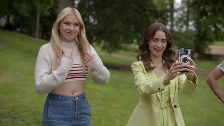 Emily_in_Paris_S02E08_WEBRip_x264-ION10_1544.jpg
