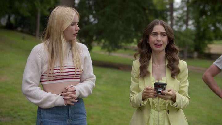 Emily_in_Paris_S02E08_WEBRip_x264-ION10_1557.jpg