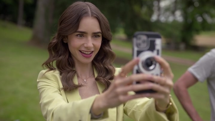 Emily_in_Paris_S02E08_WEBRip_x264-ION10_1581.jpg