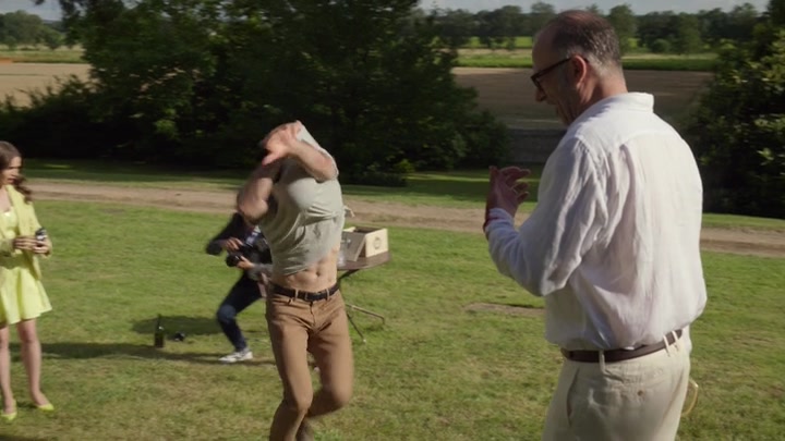 Emily_in_Paris_S02E08_WEBRip_x264-ION10_1600.jpg