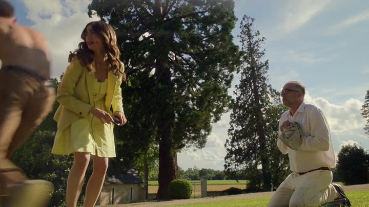 Emily_in_Paris_S02E08_WEBRip_x264-ION10_1624.jpg