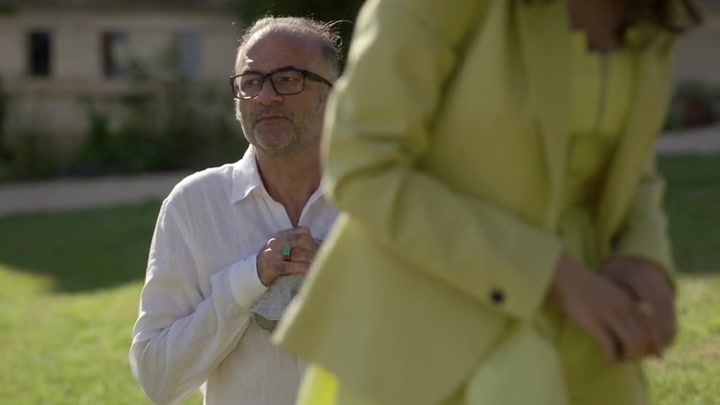 Emily_in_Paris_S02E08_WEBRip_x264-ION10_1626.jpg