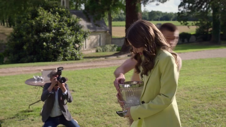 Emily_in_Paris_S02E08_WEBRip_x264-ION10_1632.jpg