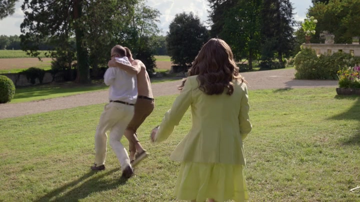 Emily_in_Paris_S02E08_WEBRip_x264-ION10_1638.jpg