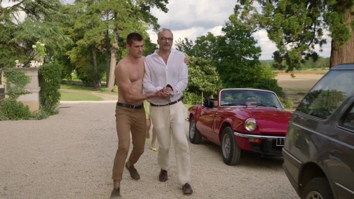 Emily_in_Paris_S02E08_WEBRip_x264-ION10_1643.jpg
