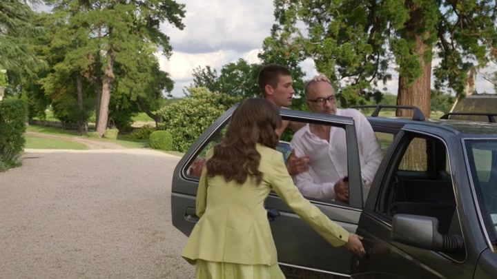 Emily_in_Paris_S02E08_WEBRip_x264-ION10_1651.jpg