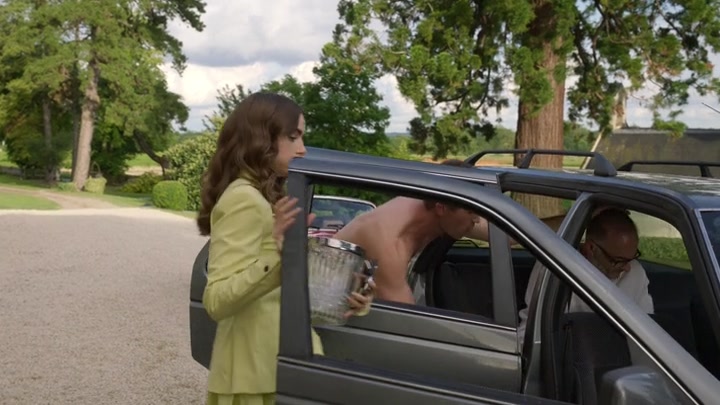 Emily_in_Paris_S02E08_WEBRip_x264-ION10_1653.jpg