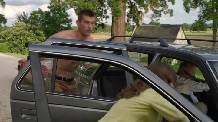 Emily_in_Paris_S02E08_WEBRip_x264-ION10_1656.jpg