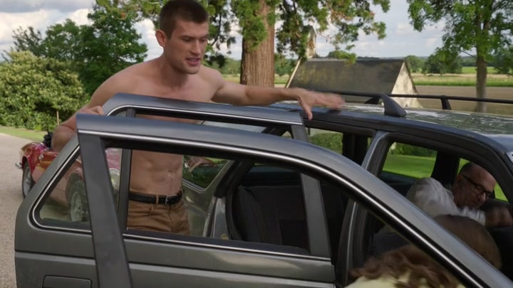 Emily_in_Paris_S02E08_WEBRip_x264-ION10_1657.jpg