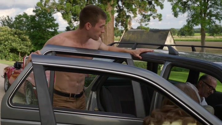 Emily_in_Paris_S02E08_WEBRip_x264-ION10_1658.jpg
