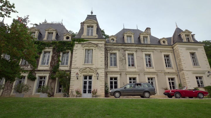 Emily_in_Paris_S02E08_WEBRip_x264-ION10_1690.jpg