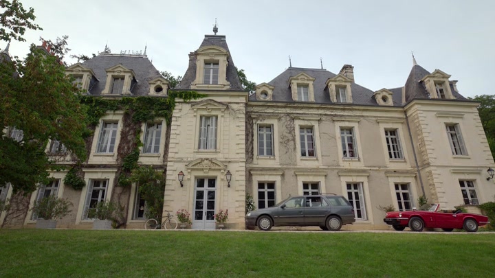 Emily_in_Paris_S02E08_WEBRip_x264-ION10_1693.jpg