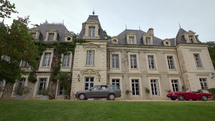 Emily_in_Paris_S02E08_WEBRip_x264-ION10_1697.jpg