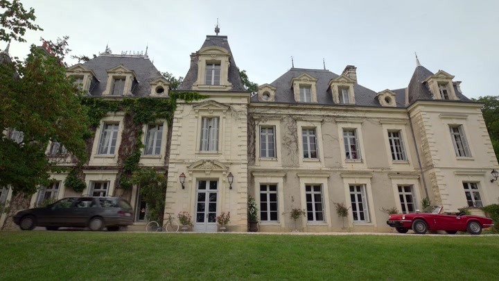 Emily_in_Paris_S02E08_WEBRip_x264-ION10_1701.jpg