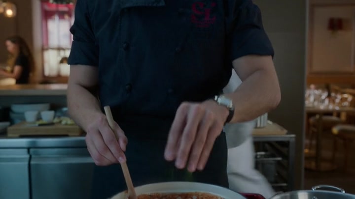 Emily_in_Paris_S02E08_WEBRip_x264-ION10_1707.jpg