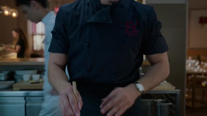 Emily_in_Paris_S02E08_WEBRip_x264-ION10_1708.jpg