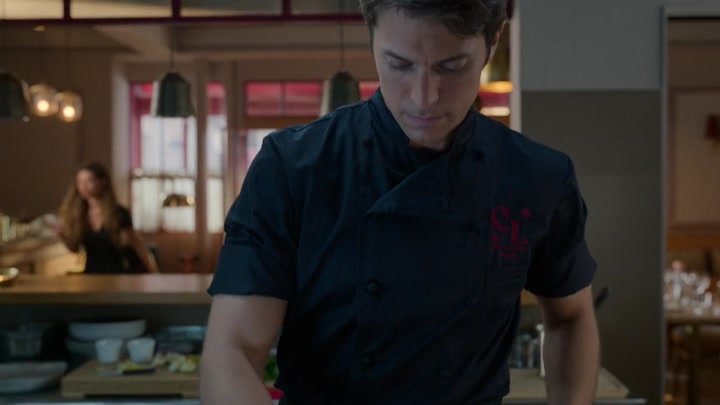 Emily_in_Paris_S02E08_WEBRip_x264-ION10_1710.jpg