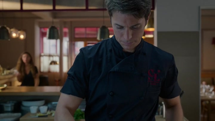 Emily_in_Paris_S02E08_WEBRip_x264-ION10_1711.jpg