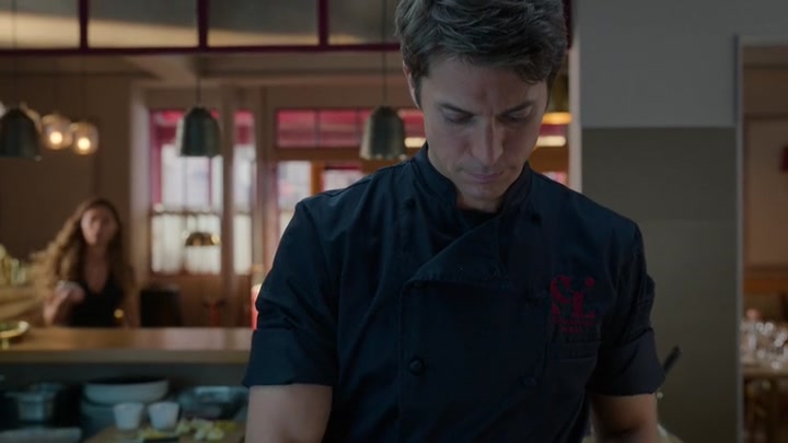 Emily_in_Paris_S02E08_WEBRip_x264-ION10_1712.jpg