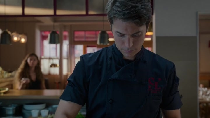 Emily_in_Paris_S02E08_WEBRip_x264-ION10_1713.jpg