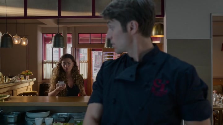 Emily_in_Paris_S02E08_WEBRip_x264-ION10_1715.jpg
