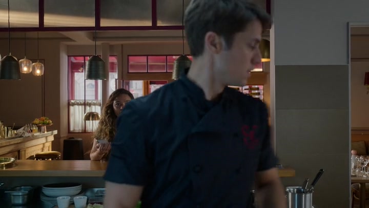 Emily_in_Paris_S02E08_WEBRip_x264-ION10_1716.jpg