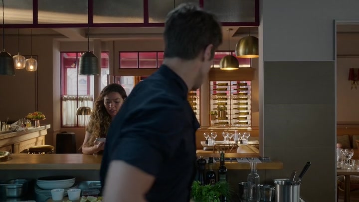 Emily_in_Paris_S02E08_WEBRip_x264-ION10_1717.jpg