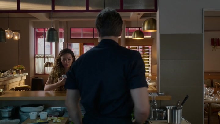 Emily_in_Paris_S02E08_WEBRip_x264-ION10_1718.jpg
