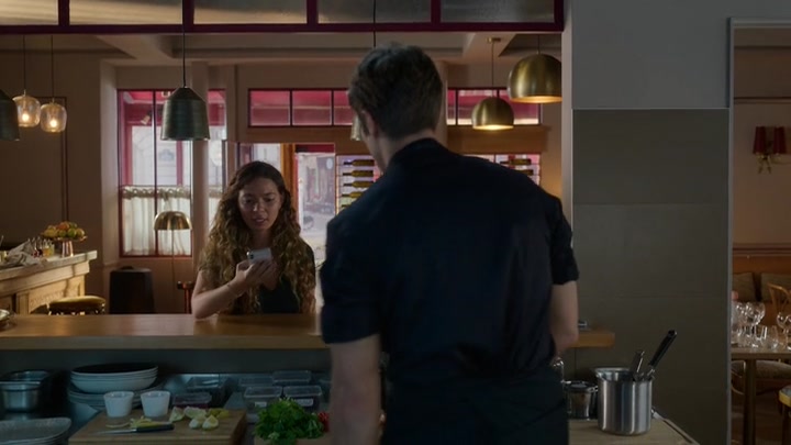 Emily_in_Paris_S02E08_WEBRip_x264-ION10_1719.jpg