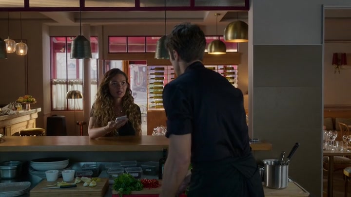 Emily_in_Paris_S02E08_WEBRip_x264-ION10_1720.jpg