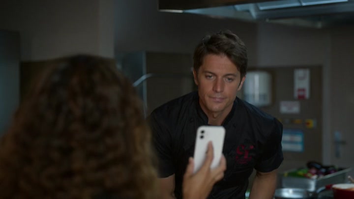 Emily_in_Paris_S02E08_WEBRip_x264-ION10_1722.jpg