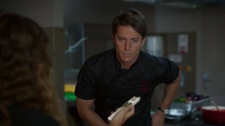 Emily_in_Paris_S02E08_WEBRip_x264-ION10_1729.jpg