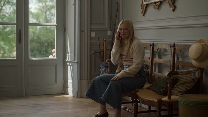 Emily_in_Paris_S02E08_WEBRip_x264-ION10_1732.jpg