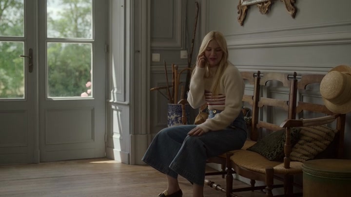 Emily_in_Paris_S02E08_WEBRip_x264-ION10_1733.jpg