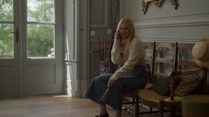 Emily_in_Paris_S02E08_WEBRip_x264-ION10_1734.jpg