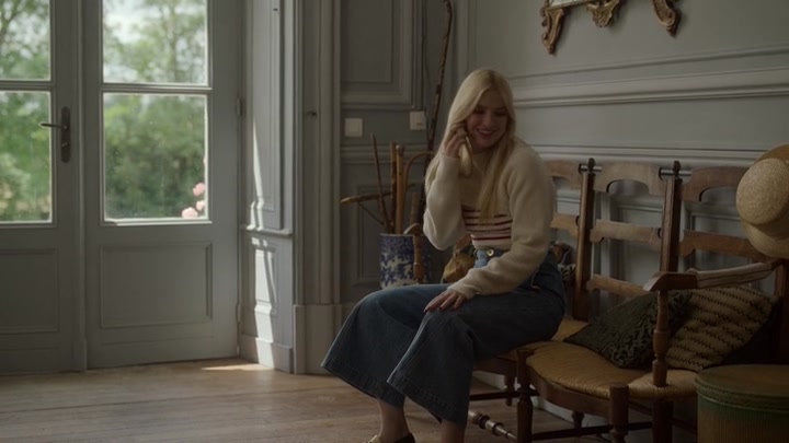 Emily_in_Paris_S02E08_WEBRip_x264-ION10_1735.jpg