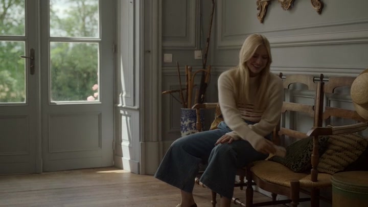 Emily_in_Paris_S02E08_WEBRip_x264-ION10_1736.jpg