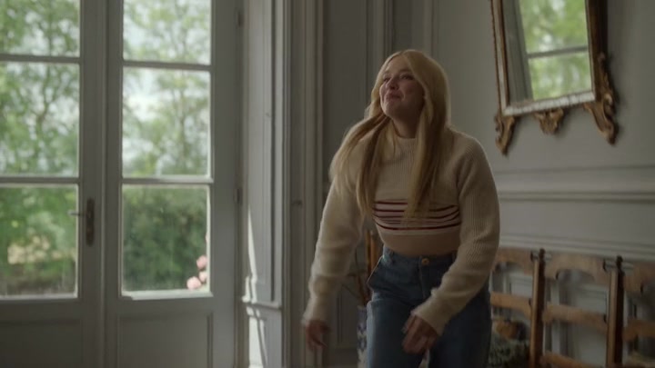 Emily_in_Paris_S02E08_WEBRip_x264-ION10_1738.jpg
