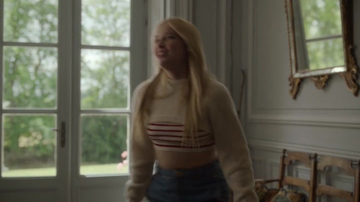 Emily_in_Paris_S02E08_WEBRip_x264-ION10_1739.jpg
