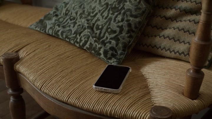 Emily_in_Paris_S02E08_WEBRip_x264-ION10_1740.jpg