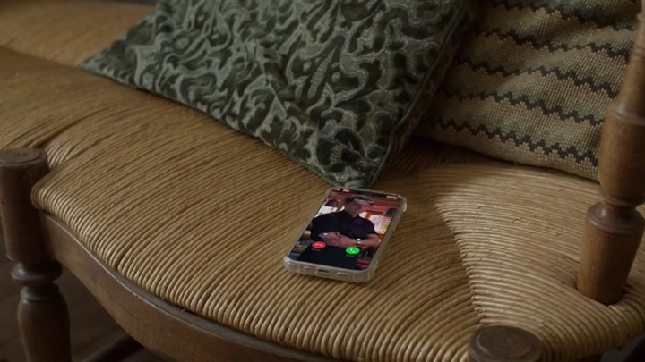 Emily_in_Paris_S02E08_WEBRip_x264-ION10_1741.jpg